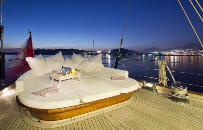 Regina Sailing Yacht outdoor lounger