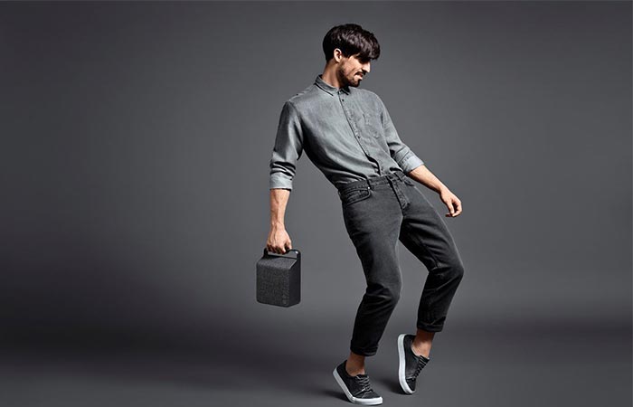 Man carrying the Anthracite Grey Vifa Oslo