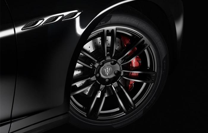 Close up of the 2017 Maserati Ghibli Nerissimo Edition wheel