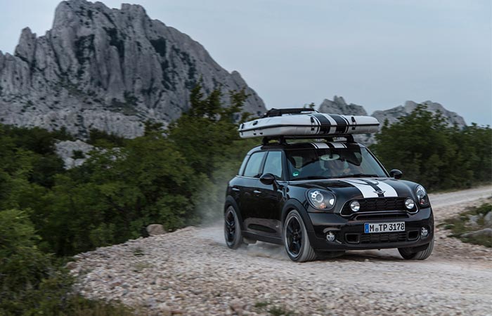 drinving a Mini Countryman with a tent on the top of it